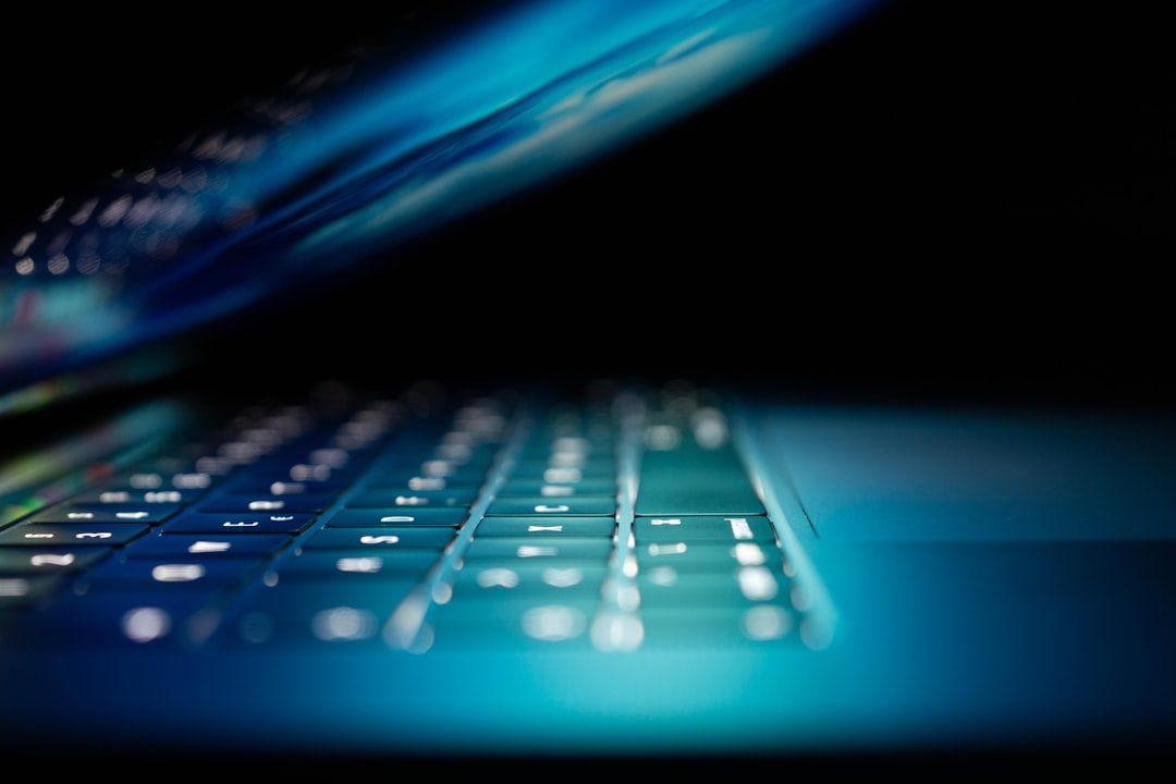 애플 시리 프라이버시 - closeup photo of turned-on blue and white laptop computer